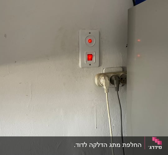 מתג חשמלי עם נורית חיווי על קיר